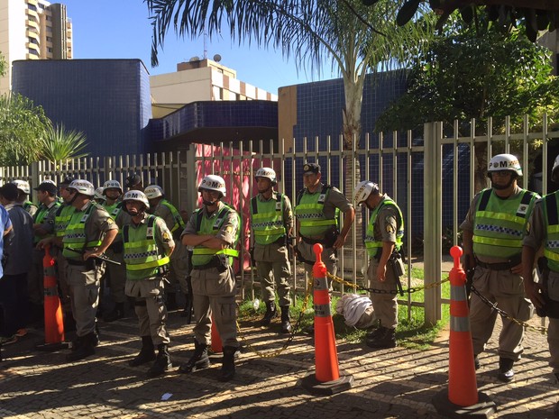PM faz barreira nos portões da Acieg, em Goiânia (Foto: Murillo Velasco/G1)
