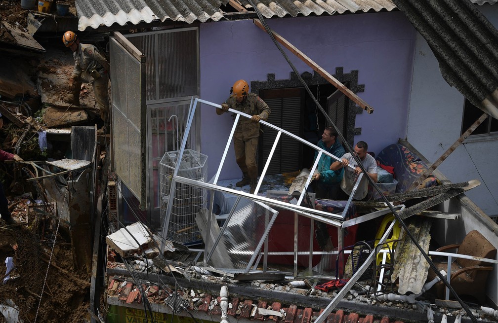 Equipes de resgate e moradores buscam por sobreviventes após deslizamento no Morro da Oficina, em Petrópolis (RJ) — Foto: Carl de Souza/AFP