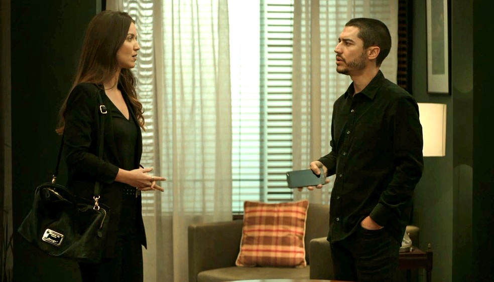Fabiana (Nathalia Dill) aborda Camilo (Lee Taylor) para saber sobre situação de Agno (Malvino Salvador), em 'A Dona do Pedaço' — Foto: Gshow