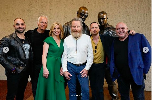 O elenco principal de Breaking Bad no evento de inauguração da estátua em homenagem à série (Foto: Instagram)
