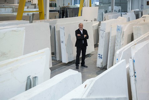 No depósito da NPK, o arquiteto Jayme Bernardo é fotografado com os mármores Grego e Carrara