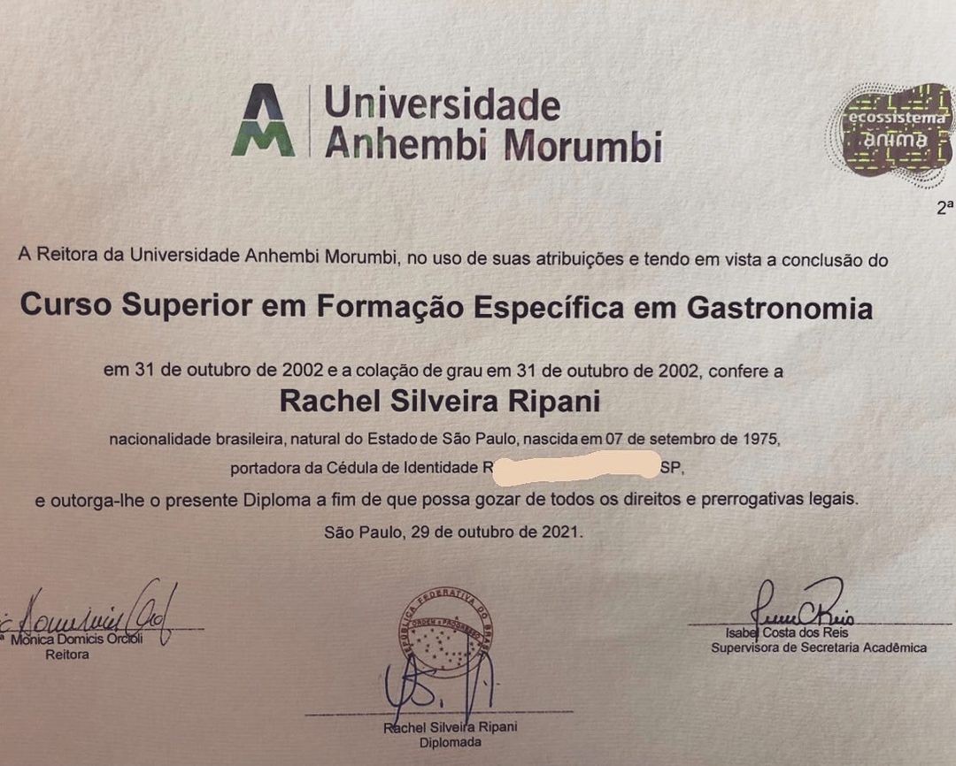 Rachel Ripani pega diploma de gastronomia (Foto: Reprodução/Instagram)