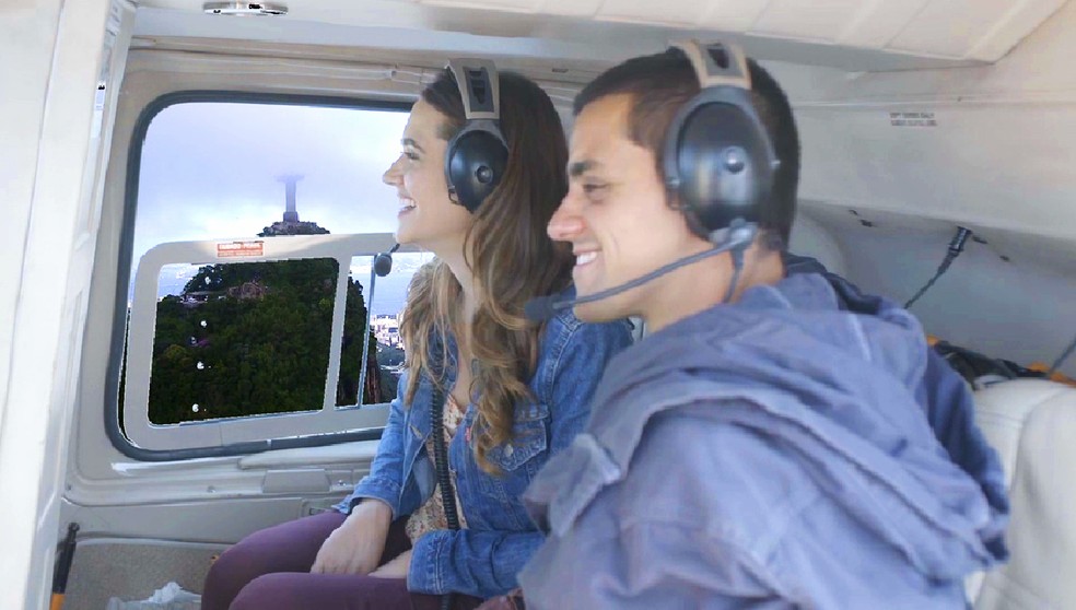 Téo (Felipe Simas) convida Luna (Juliana Paiva) para um passeio de helicóptero, em 'Salve-se Quem Puder' — Foto: Globo