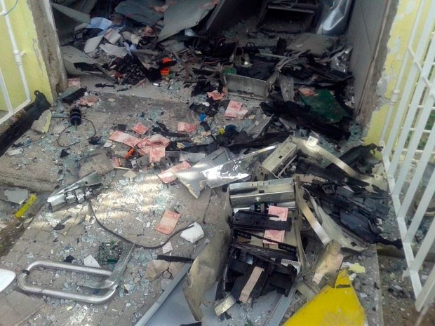 Cédulas ficaram espalhadas após explosão de caixa do BB em Serra Caiada, no RN (Foto: Francy Victor)