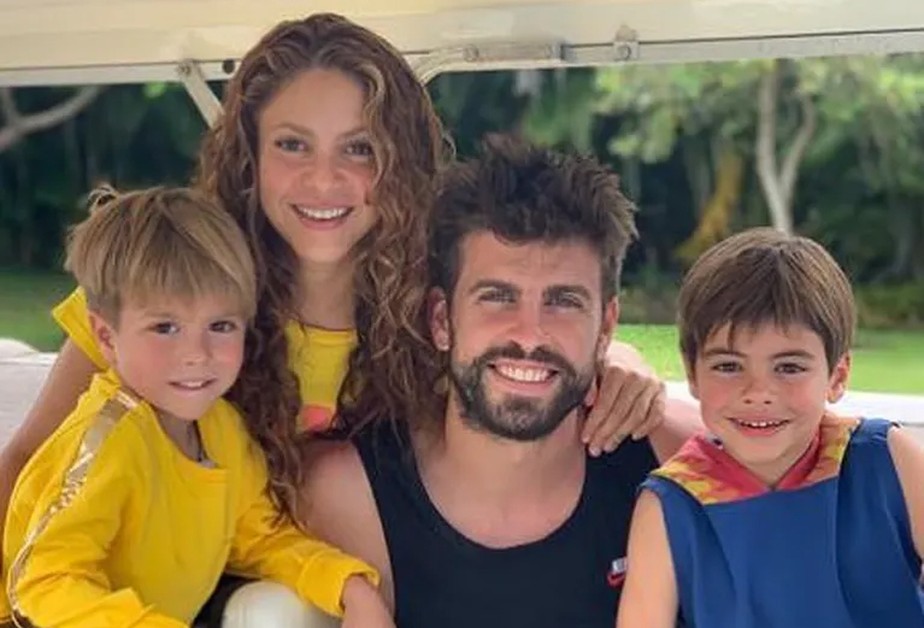 Shakira e Gerard Piqué com seus dois filhos, Sasha e Milan