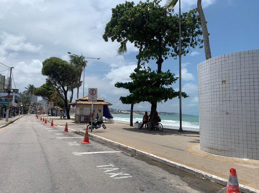 Vagas interditadas para estacionamento na orla de Ponta Negra, após prefeitura de Natal determinar fechamento das praias nos finais de semana. — Foto: Anna Alyne Cunha/Inter TV Cabugi