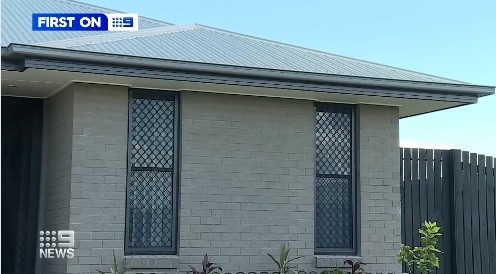 Mãe descobriu intruso morando no telhado de sua casa, na Austrália (Foto: Reprodução/Facebook/9 News Central Queensland)