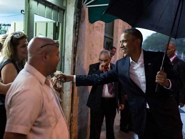 Barack Obama cumprimenta cubanos durante seu passeio pelo centro histórico de Havana neste domingo  (Foto: Pete Souza/ White House/ Facebook)