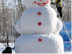Grupo constrói boneco de neve de 5 metros de altura na Rússia