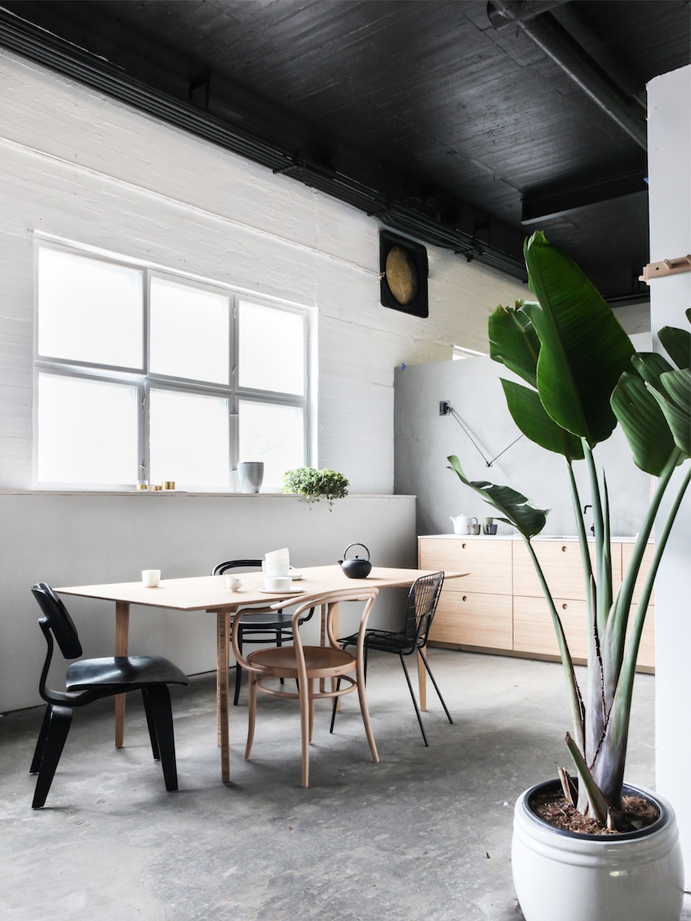 Décor do dia: cozinha minimalista tem teto preto e marcenaria de bambu (Foto: Ask Og Eng/Divulgação)