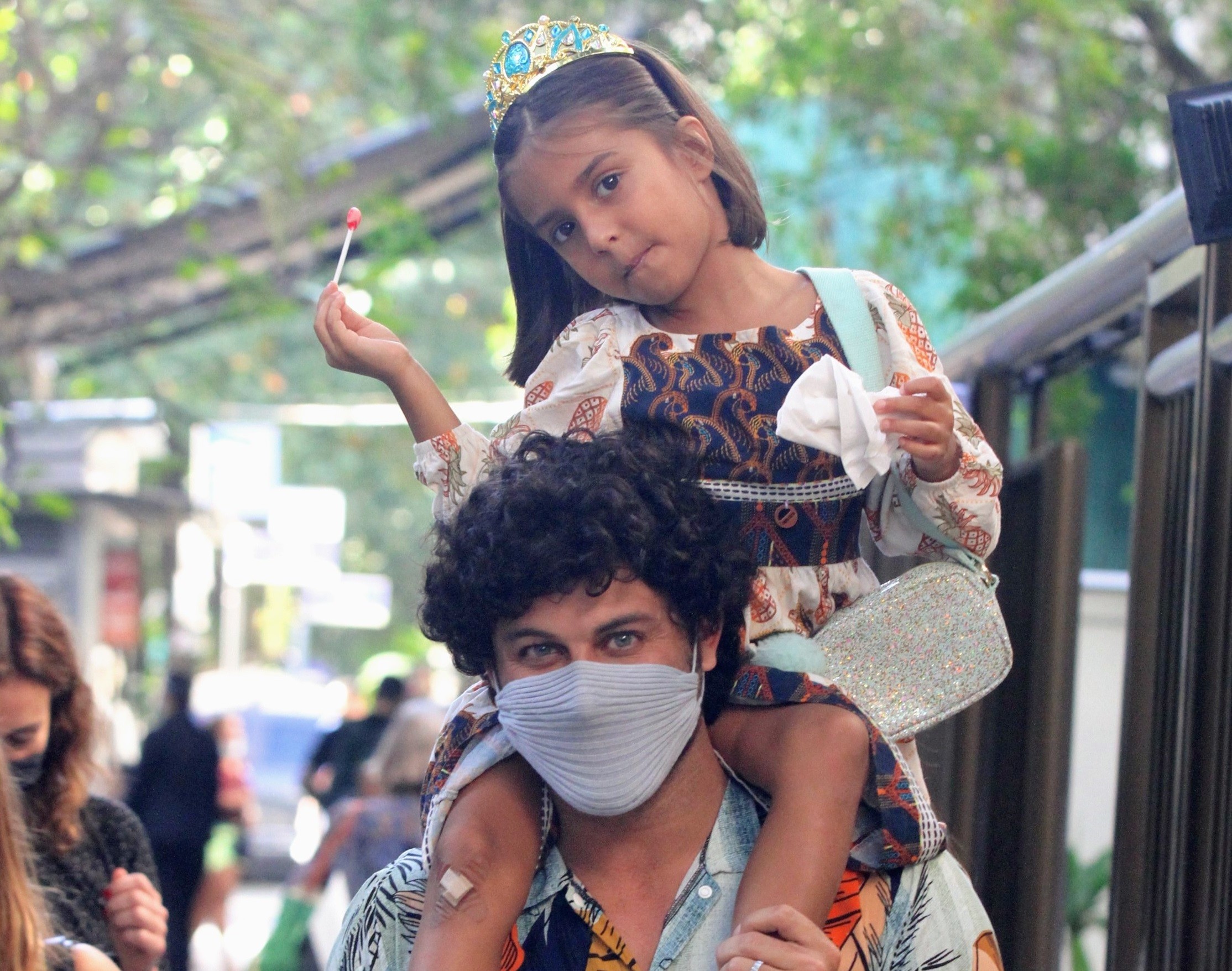 Jesus Luz passeia com a filha, Malena, no Rio (Foto: Daniel Delmiro/AgNews)