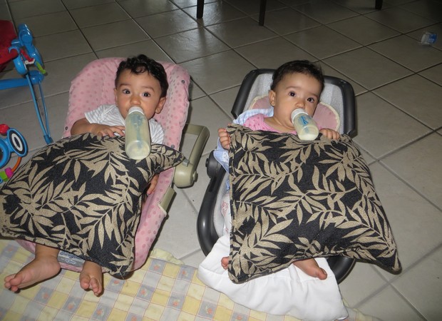 Dois bebês na “mamada automática (Foto: Arquivo Pessoal/ Paola Lobo)
