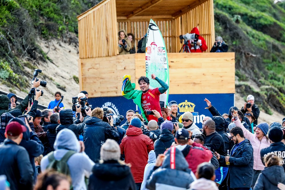 Gabriel Medina dÃ¡ show, vira no fim, chega perto da nota mÃ¡xima e Ã© campeÃ£o da etapa de J-Bay 
