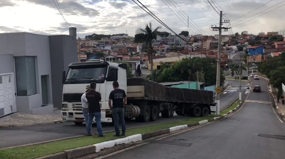 Carreta fica atravessada em avenida da Ã¡rea central de Itapetininga â€” Foto: Arquivo Pessoal