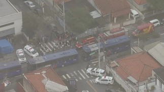 Bombeiros, polícia e pais de alunos em frente a escola de SP onde houve ataque a facas — Foto: Reprodução/TV Globo