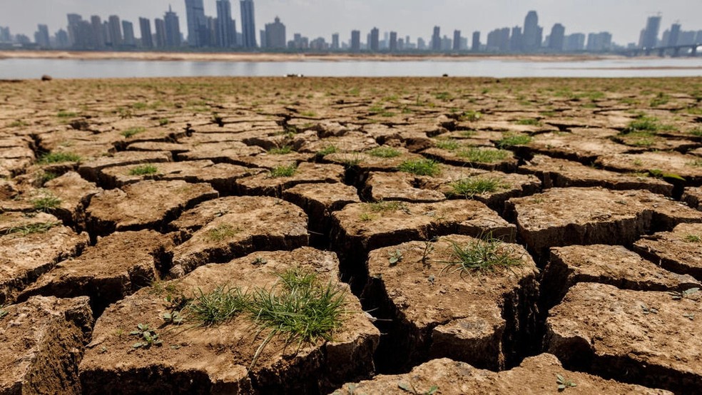A seca é uma das consequências das mudanças climáticas. Na foto o lago Poyang, na província de Jiangxi, na China, que em agosto perdeu 90% de sua superfície em menos de dois meses. — Foto: Reuters