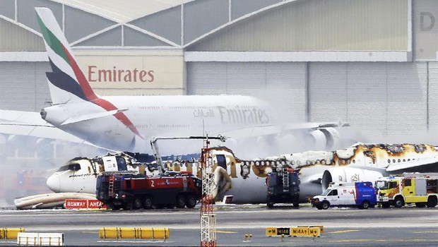Avião com 300 pessoas pega fogo após pouso em Dubai (Foto: EFE)