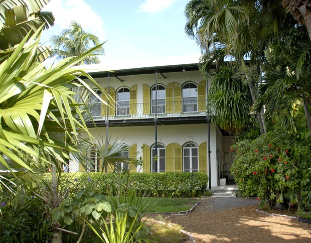 &quot;Image shows Ernest Hemingway&#39;s house in Key West, Florida, USA with plants in foreground&quot; (Foto: Getty Images/iStockphoto)