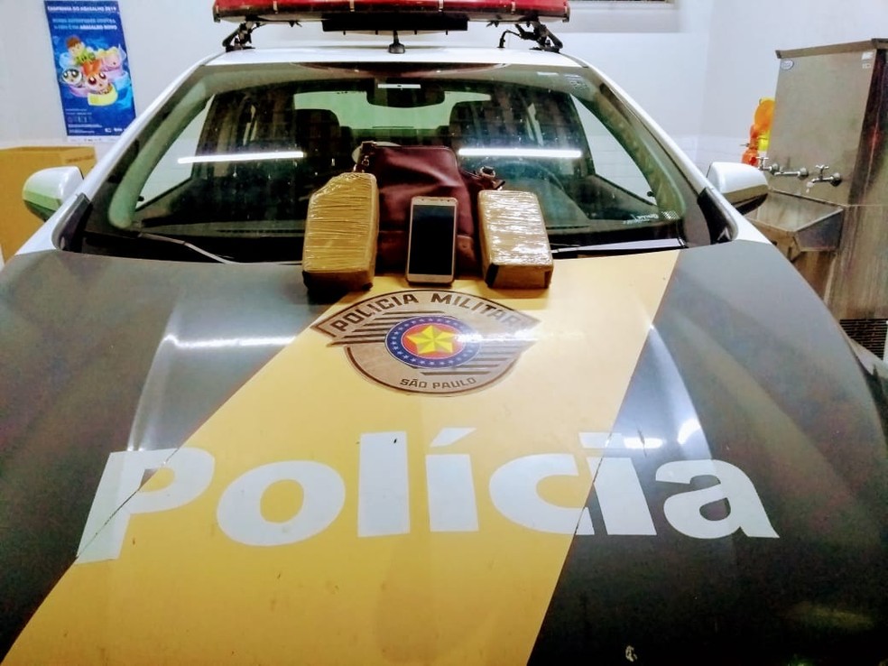 Polícia Rodoviária encontrou uma bolsa com dois tabletes de crack em ônibus em Marília — Foto: Polícia Rodoviária/Divulgação