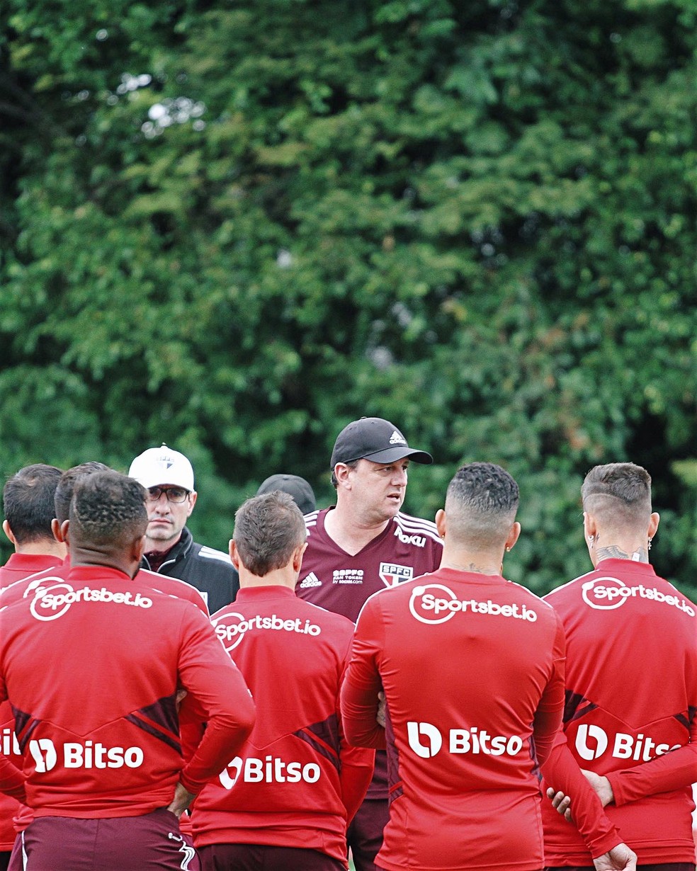 Rogério Ceni conversa com atletas em treino do São Paulo — Foto: São Paulo FC