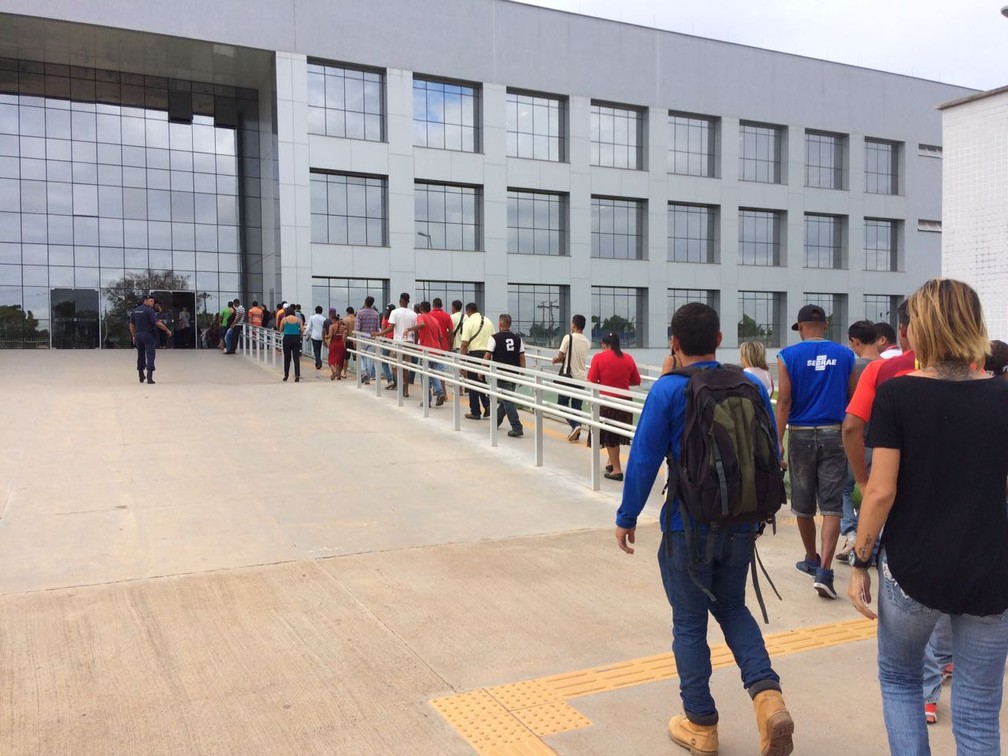 Venezuelanos fazem fila para receber atendimento na sede da Polícia Federal em Boa Vista (Foto: Emily Costa/ G1 RR/Arquivo)