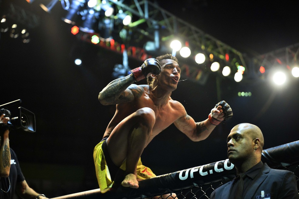 Charles do Bronx festeja UFC São Paulo — Foto: Marcos Ribolli