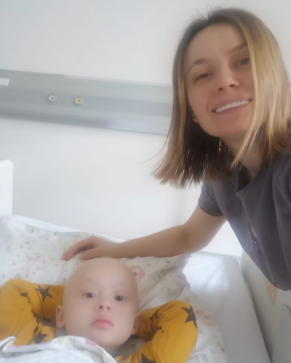 asomadetodosafetos.com - Mãe e bebê de 4 anos com câncer e Síndrome de Down fogem da guerra sem recursos: "Muito difícil"