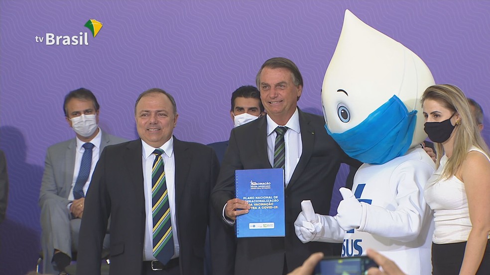 Bolsonaro e Zé Gotinha — Foto: Reprodução/Globonews