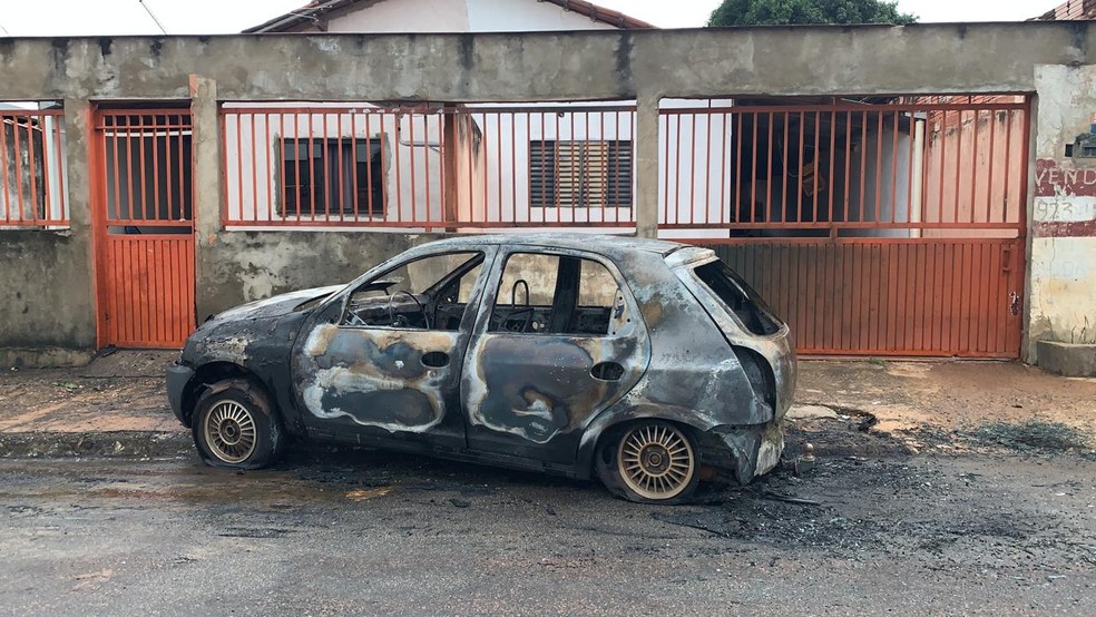 Carro pegou fogo na região norte de Palmas — Foto: Lucas Machado/TV Anhanguera
