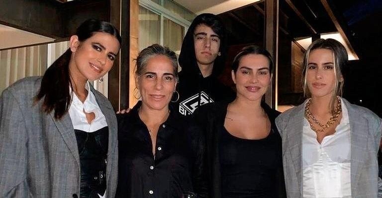Cleo com Antonia, Bento e Ana, seus irmãos por parte de mãe, a atriz Gloria Pires (Foto: Reprodução/Instagram)