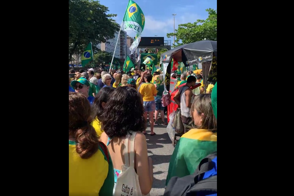 Grupo faz protesto em Icaraí, Niterói, na manhã deste domingo (1°) — Foto: Reprodução