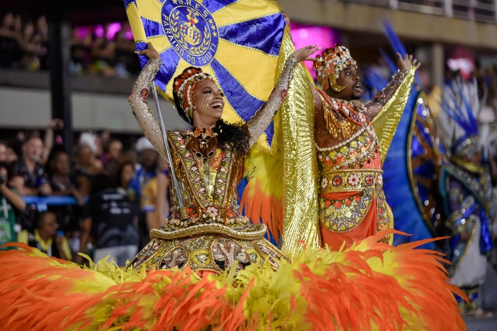 Os estilistas Leo e Pedrão são responsáveis por fantasias de luxo de mestres-salas e porta-bandeiras, como a do casal da Tuiuti — Foto: Divulgação/Diego Mendes