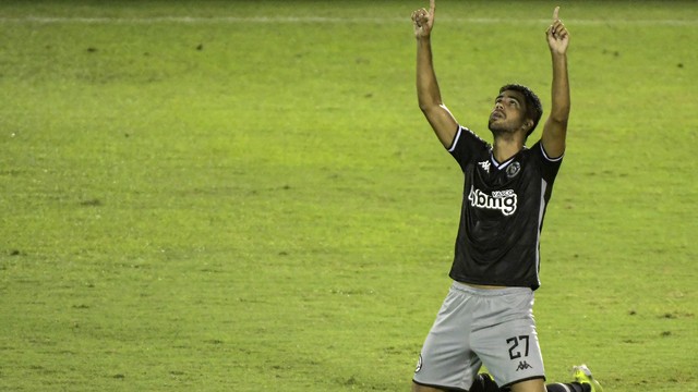 Tiago Reis comemora um de seus três gols contra o Bangu