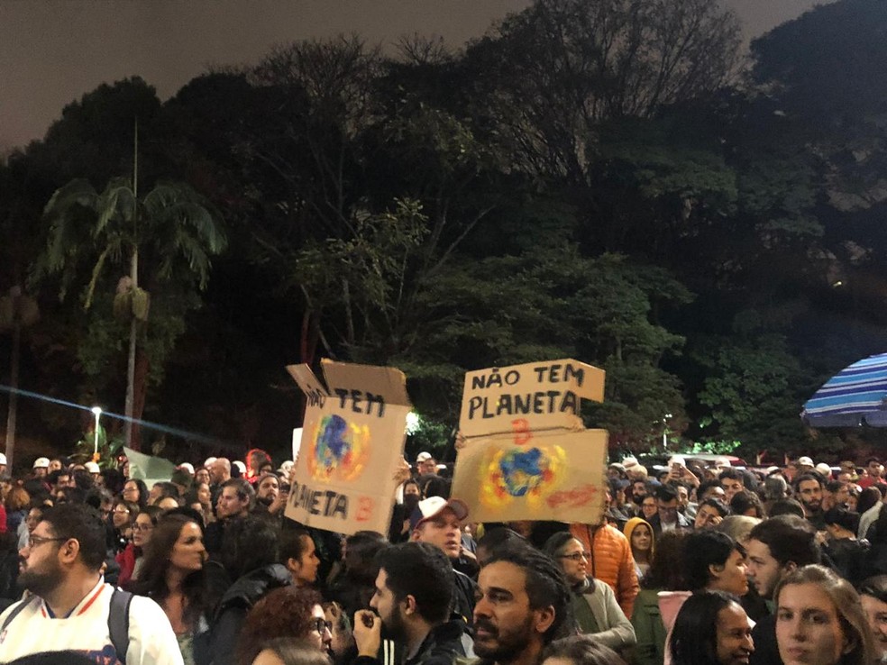 SÃO PAULO, 18h49: manifestação acontece na Avenida Paulista, centro de São Paulo. — Foto: Beatriz Magalhães/G1