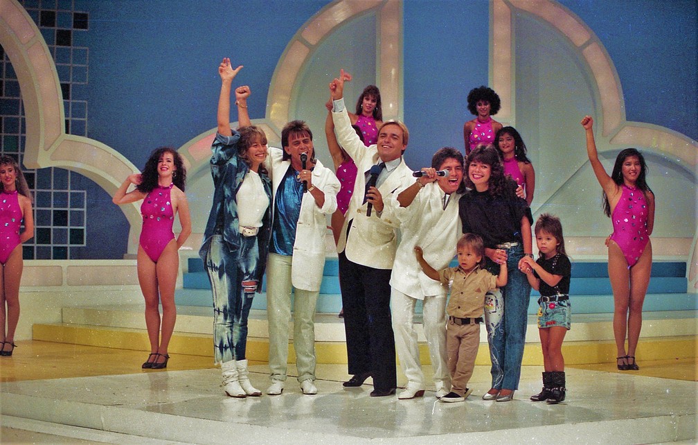 Gugu Liberato (no meio) com Adenair Lima, Chitãozinho, Xororó, Noely Pereira, Júnior e Sandy no 'Viva a noite', em 1988 — Foto: Moacyr dos Santos/Acervo do SBT