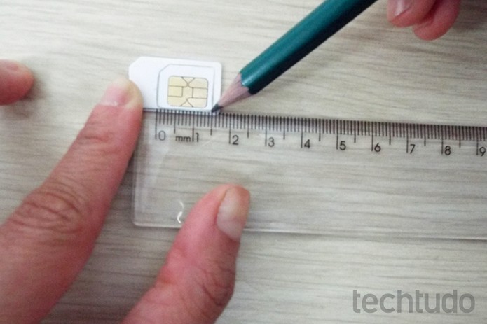 Desenho do micro chip sendo feito com lápis e régua (Foto: Reprodução/Raquel Freire)