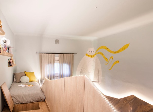 Os painéis de madeira também conferem proteção à cama superior (Foto: Celeste Najt/ Reprodução)