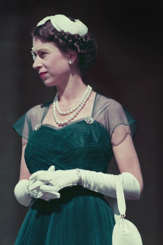 Rainha Elizabeth II usando um colar de pérolas (Foto: Getty Images)