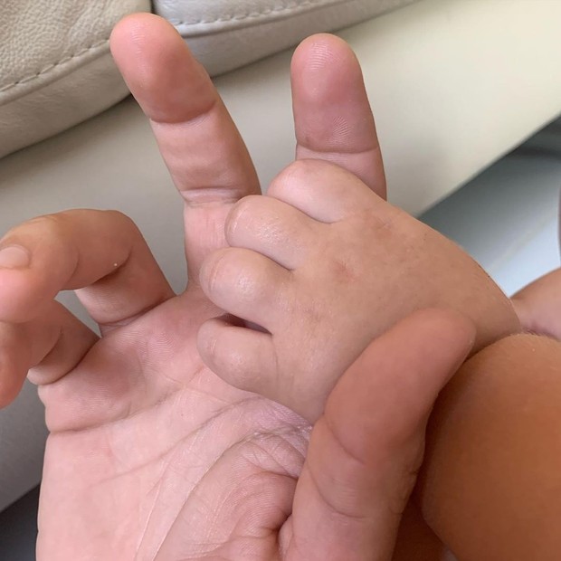 Francisco Vitti mostra mãozinha de Clara Maria (Foto: Reprodução/Instagram)
