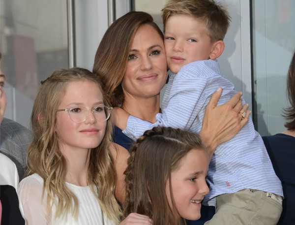 Jennifer Garner com os três filhos: Violet Affleck, Samuel Garner Affleck e Seraphina Rose Elizabeth Affleck  (Foto: Getty Images)