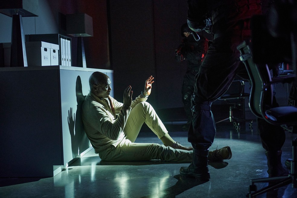 Lance Reddick em cena de 'Resident Evil: A série' — Foto: Divulgação