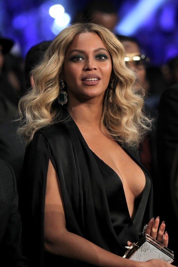 Beyoncé chamou atenção pelo decote em evento (Foto: Getty Images)
