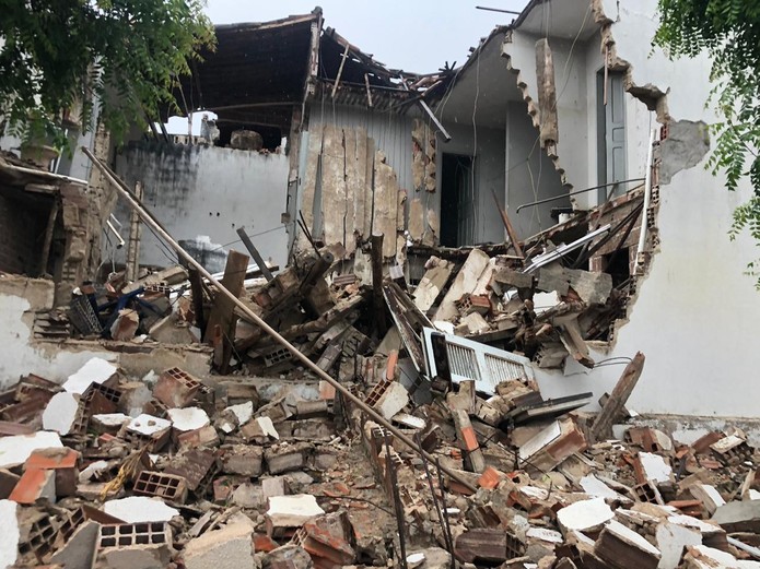 Parte de condomínio desaba no Bairro Junco, em Sobral. — Foto: Mateus Ferreira/ SVM