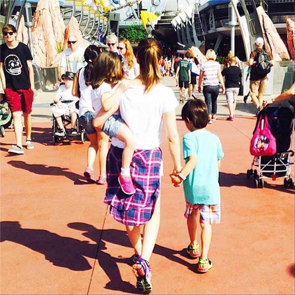 Carol Celico e os filhos, Isabela e Luca, passeiam pela parque Epcot (Foto: Reprodução / Instagram)