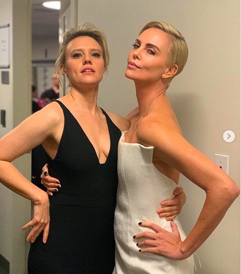Charlize Theron e Kate McKinnon nos bastidores de um evento de gala em Nova York (Foto: Instagram)
