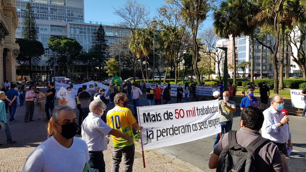 Manifestantes pedem reabertura de comércio em BH em protesto na praça da Liberdade. — Foto: Ricardo Soares / TV Globo