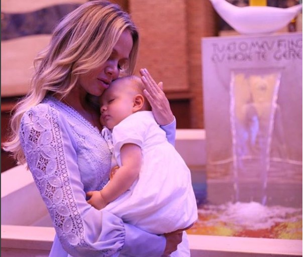 Eliana com a filha Manuela durante a cerimônia de batizado (Foto: Thalita Castanha)