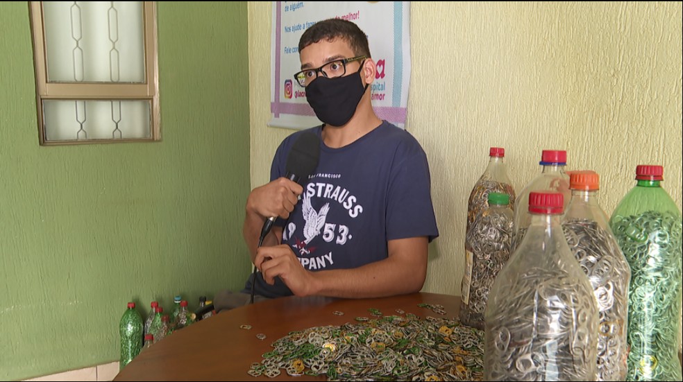 Léo junta lacres de latinhas para doações em Sertãozinho (SP) — Foto: Reprodução/ EPTV