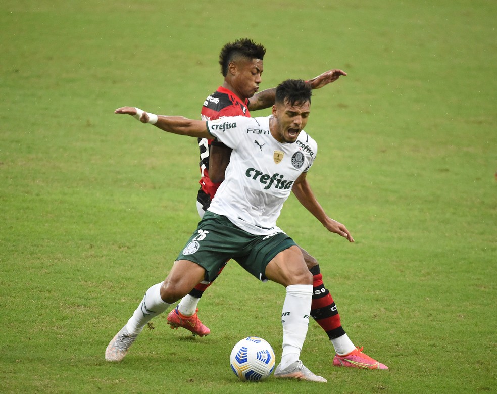 Bruno Henrique levou a melhor em cima de Gabriel Menino no lance do gol do Flamengo &mdash; Foto: Andr&eacute; Dur&atilde;o / ge