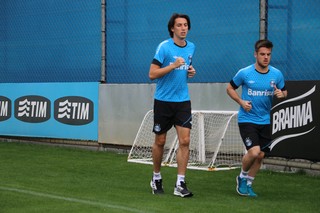 Grêmio preserva titulares em treino, e Pedro Geromel volta a correr no CT